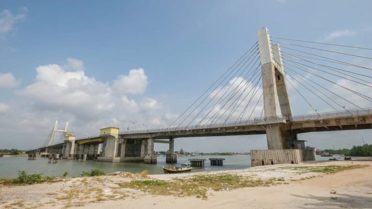 Disingkat dari nama penggagasnya, jembatan ini di beri nama Jembatan Emas (Eko M...
