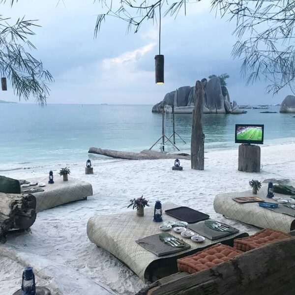 Disini kita ditawarkan pengalaman luar biasa, menginap di sebuah tenda di kawasa...