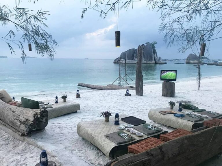 Disini kita ditawarkan pengalaman luar biasa, menginap di sebuah tenda di kawasa...