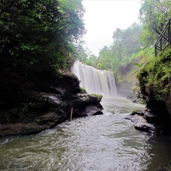 Don't judge a book by the cover. Terlihat seperti air terjun biasa di siang hari...