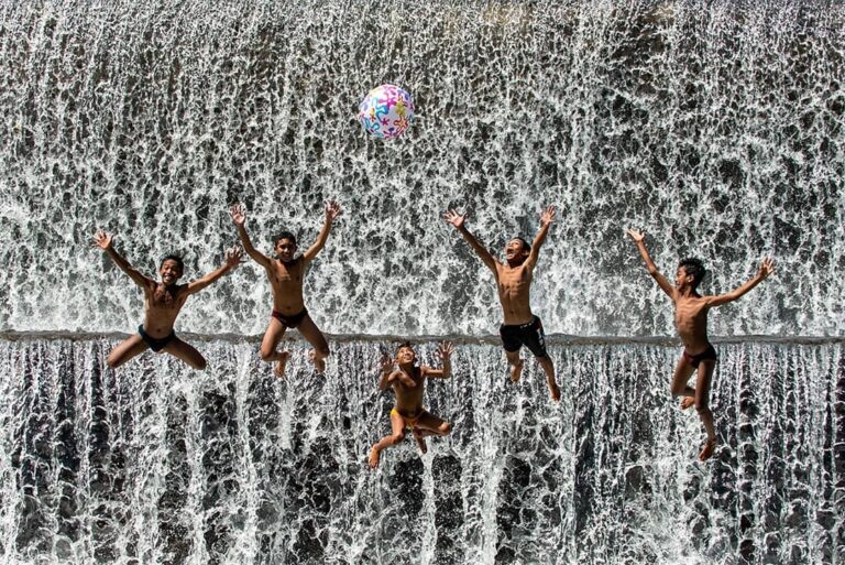 Foto ini adalah potret dari kehidupan anak-anak kecil di Tukad Unda, Klungkung, ...