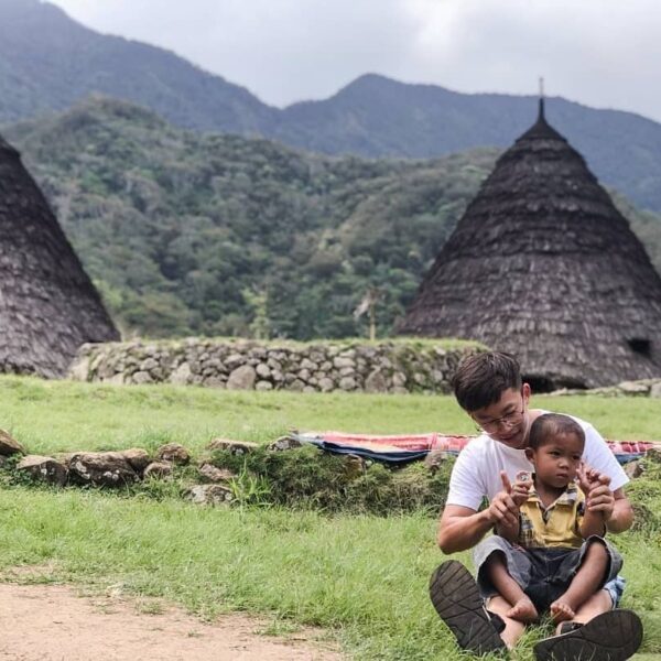 Foto ini diambil di salah satu desa terindah di Indonesia, yakni Desa Wae Rebo d...