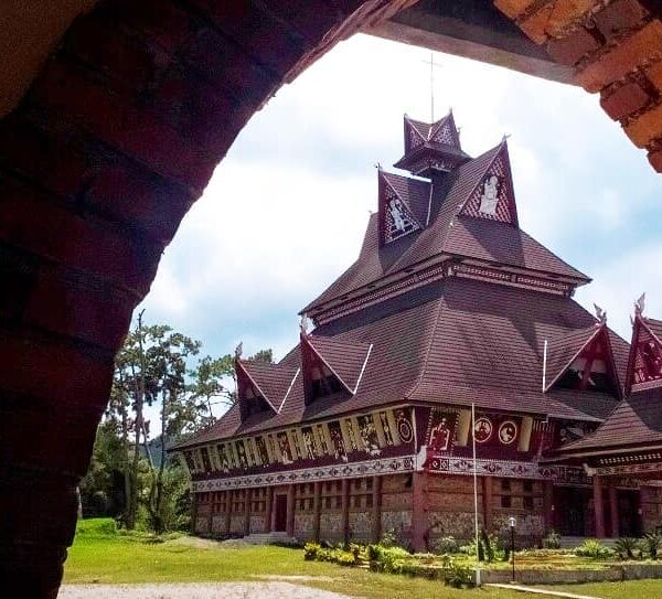 Gereja St. Fransiskus Asisi, bangunan gereja yang kental dengan Kultur Karo.
.
G...