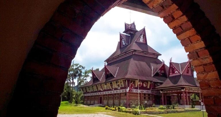 Gereja St. Fransiskus Asisi, bangunan gereja yang kental dengan Kultur Karo.
.
G...