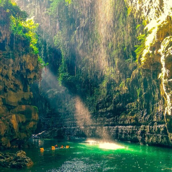 Green Canyon Pangandaran
.

Objek wisata berbentuk ngarai ini awalnya terbentuk ...