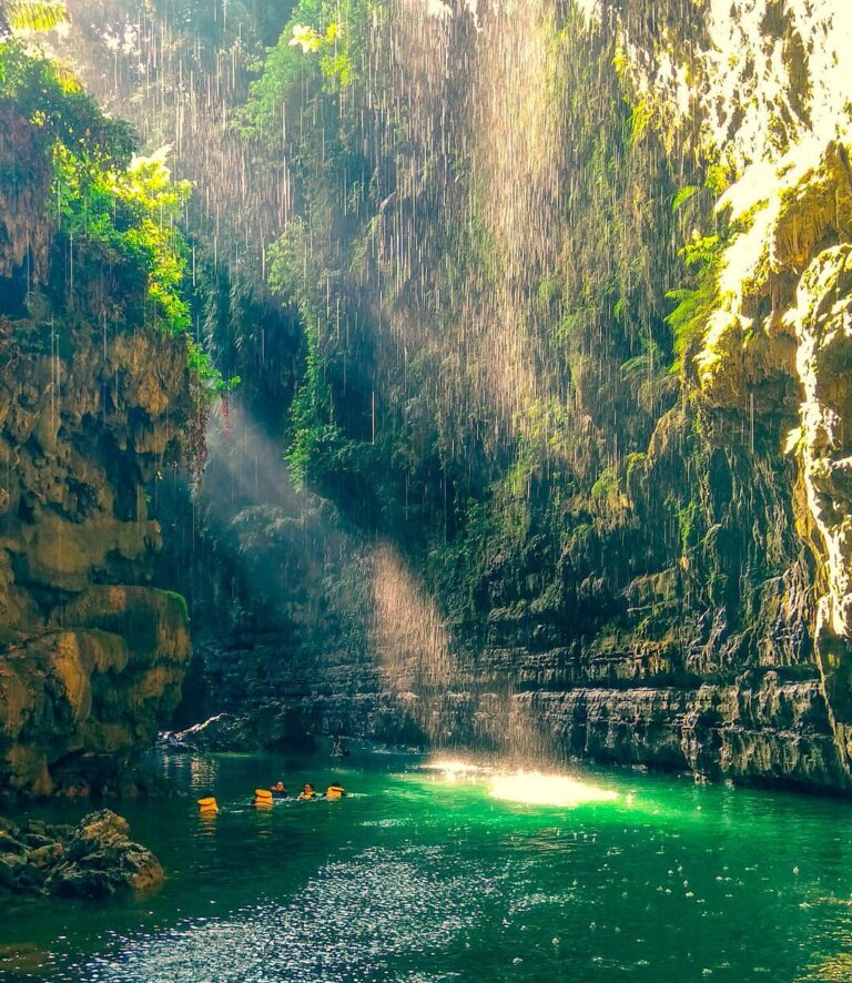 Green Canyon Pangandaran
.

Objek wisata berbentuk ngarai ini awalnya terbentuk ...