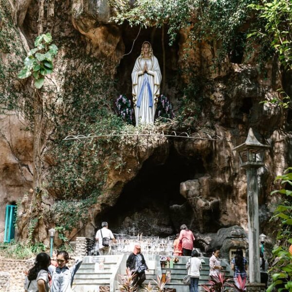 Gua Maria Pohsarang yang juga dikenal dengan nama Gua Maria Lourdes Pohsarang me...
