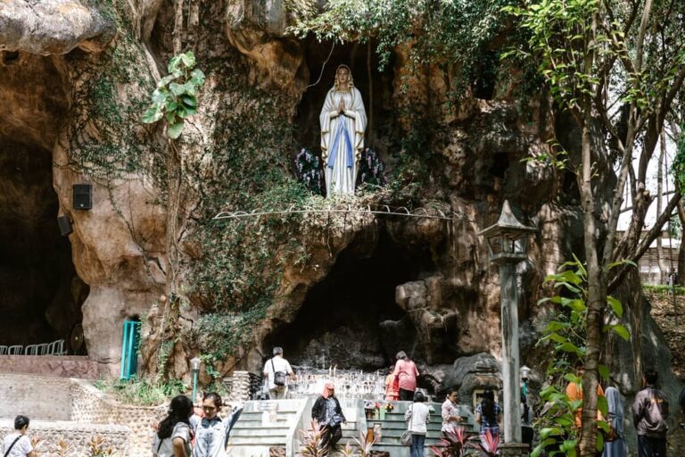 Gua Maria Pohsarang yang juga dikenal dengan nama Gua Maria Lourdes Pohsarang me...