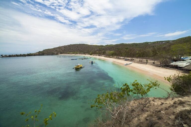 Hai, Pink Lovers! Kalian wajib melihat Pantai Pink yang ada di Nusa Tenggara Bar...