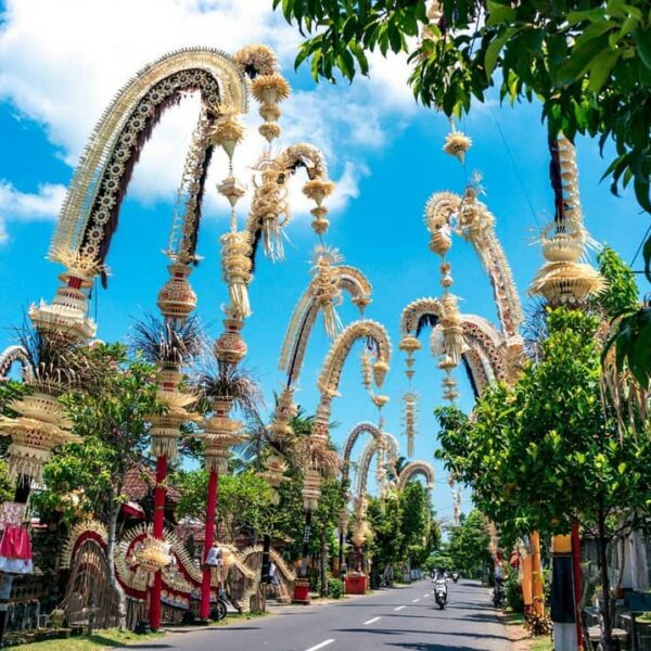 Hai, Sobat Pesona! Ingin menikmati pemandangan indah yang berbeda dari Pulau Bal...
