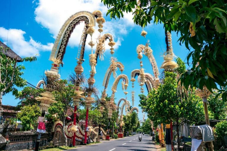 Hai, Sobat Pesona! Ingin menikmati pemandangan indah yang berbeda dari Pulau Bal...