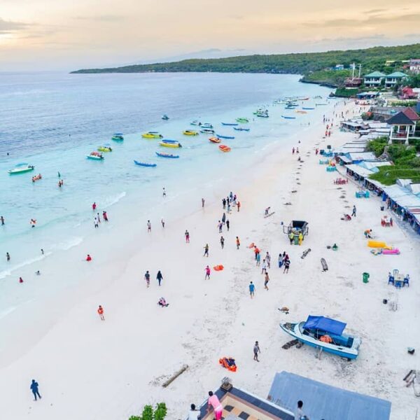 Halo, Sobat Pesona! Yuk intip keindahan salah satu pantai cantik dan menakjubkan...