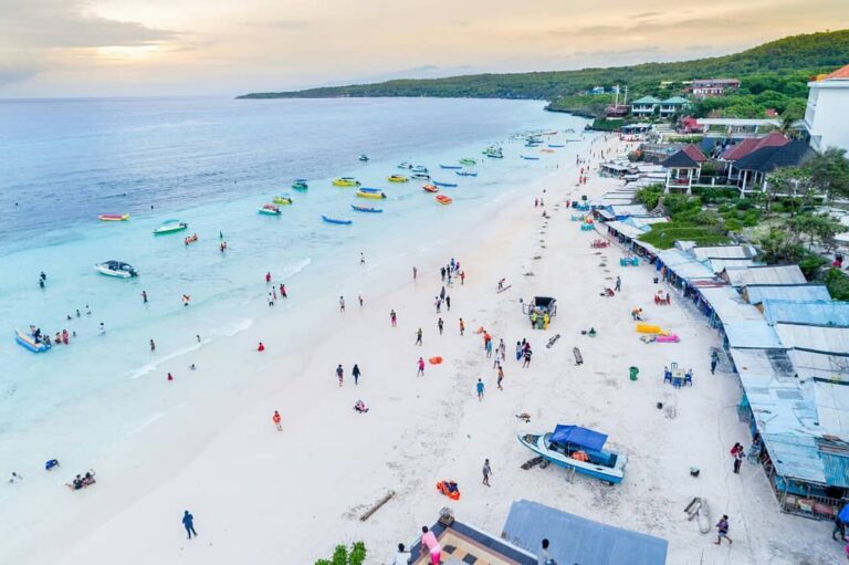 Halo, Sobat Pesona! Yuk intip keindahan salah satu pantai cantik dan menakjubkan...
