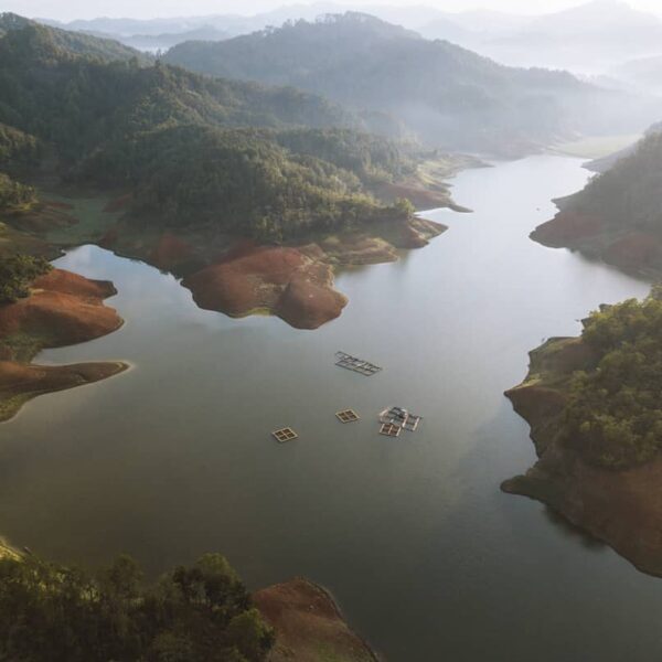 Hamparan air tenang yang dikelilingi perbukitan indah nan asri ini adalah Waduk ...