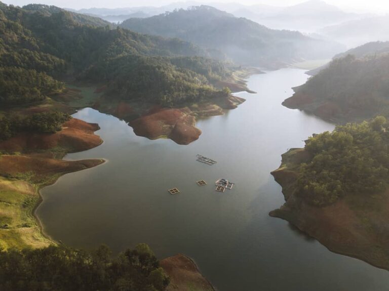 Hamparan air tenang yang dikelilingi perbukitan indah nan asri ini adalah Waduk ...
