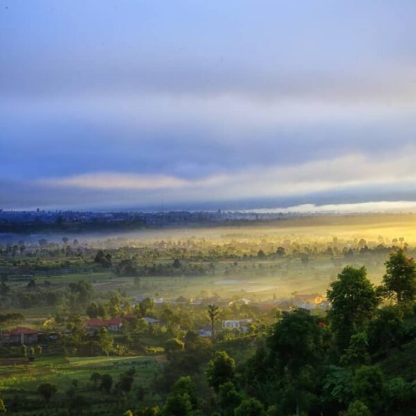 Hamparan hutan di lereng Gunung Kerinci, Gunung Tujuh dah hijaunya kebun teh Kay...