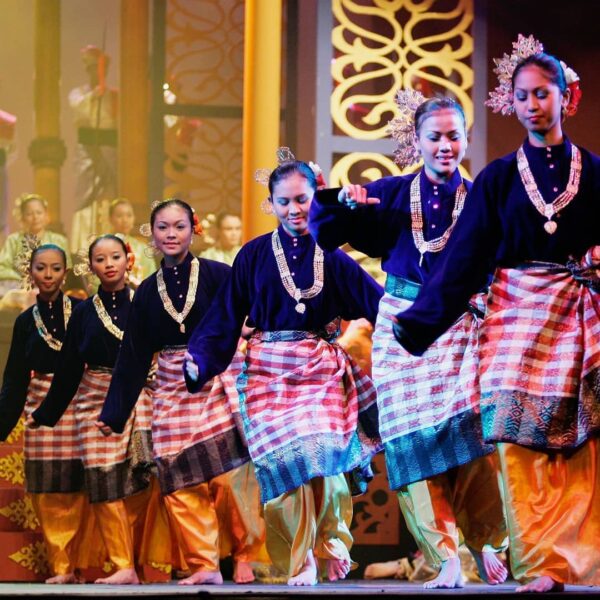 Hayo coba tebak, jenis tarian apa yang sedang dibawakan gadis-gadis cantik ini?
...