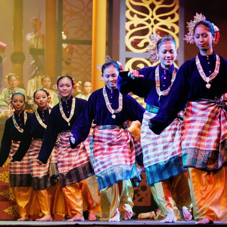Hayo coba tebak, jenis tarian apa yang sedang dibawakan gadis-gadis cantik ini?
...