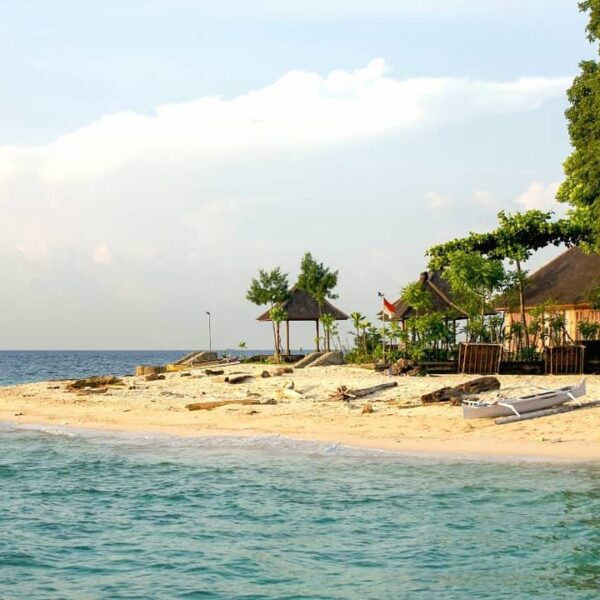 Ibarat makan sayur tanpa garam, begitulah halnya bila kita berkunjung ke Pulau S...
