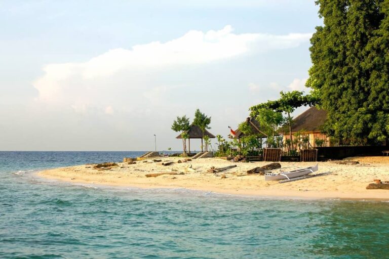 Ibarat makan sayur tanpa garam, begitulah halnya bila kita berkunjung ke Pulau S...