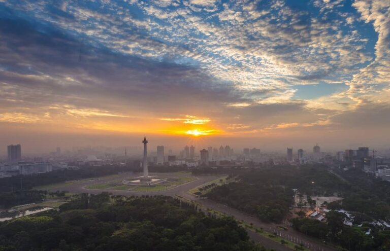 Indahnya Kota Jakarta bisa kita nikmati dari ketinggian Tugu Monas yang identik ...