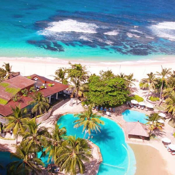 Indahnya lautan biru dari ketinggian -  Nusa Dua Beach, Bali. .
.
.
------------...