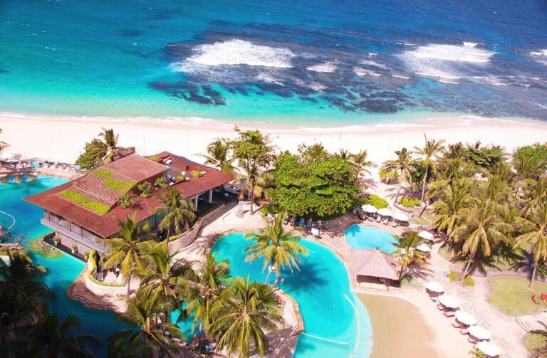 Indahnya lautan biru dari ketinggian -  Nusa Dua Beach, Bali. .
.
.
------------...