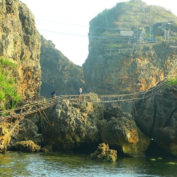 Ingin berwisata sambil menikmati alam bawah laut di Yogyakarta? Pantai Nglambor ...