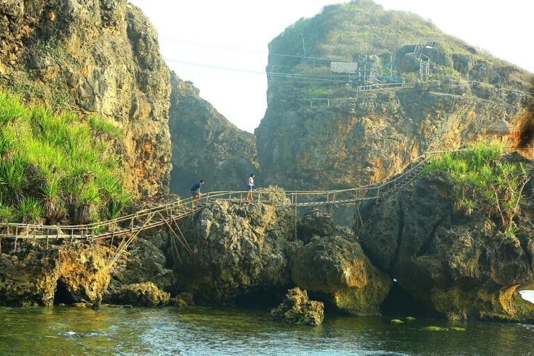 Ingin berwisata sambil menikmati alam bawah laut di Yogyakarta? Pantai Nglambor ...