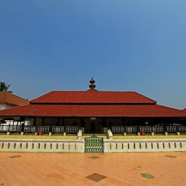 Ingin melihat kemegahan kerajaan Islam di Provinsi Banten yang kokoh hingga kini...