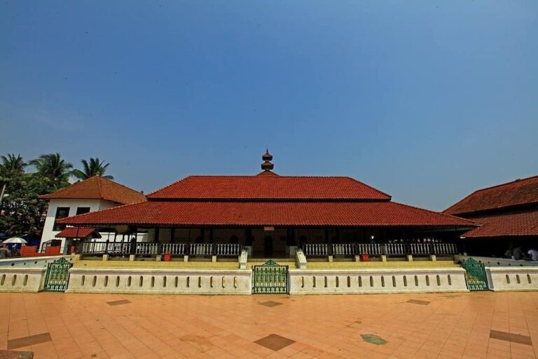 Ingin melihat kemegahan kerajaan Islam di Provinsi Banten yang kokoh hingga kini...