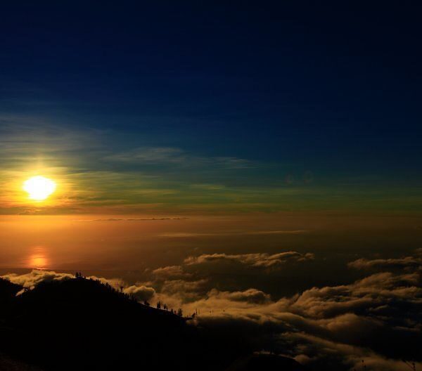 Ini adalah keindahan matahari terbenam dari Gunung Rinjani. Sudahkah kalian perg...