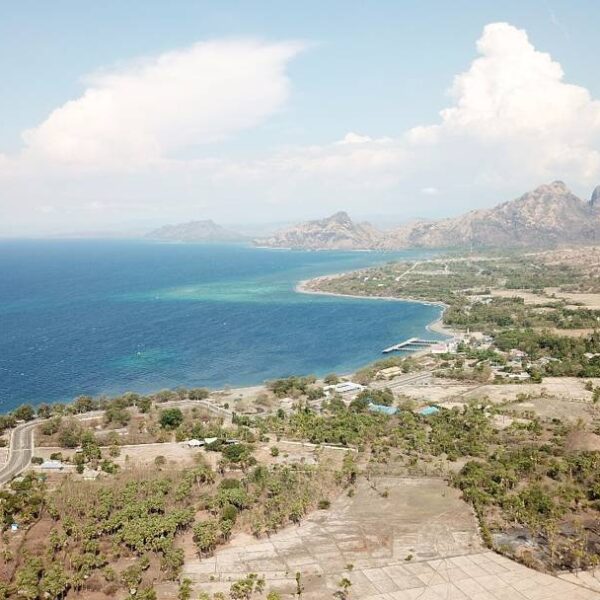 Ini adalah pemandangan ketika kita menyusuri garis pantai yang menghubungkan Ind...