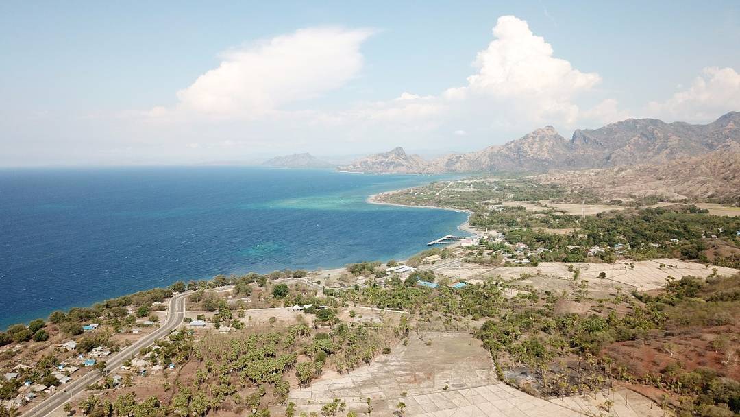 Ini adalah pemandangan ketika kita menyusuri garis pantai yang menghubungkan Ind...