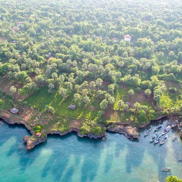 Ini merupakan foto dari udara di pantai Ropet, Gili Iyang, kabupaten Sumenep, Ma...