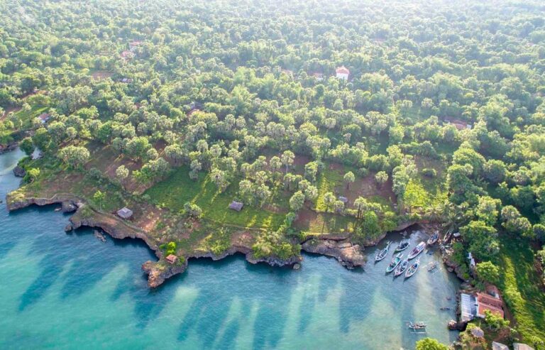 Ini merupakan foto dari udara di pantai Ropet, Gili Iyang, kabupaten Sumenep, Ma...