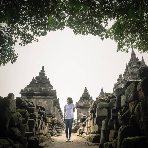 Inilah gaya traveler  menikmati kemegahan salah satu candi Budha favoritnya yait...