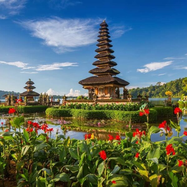 Jalan-jalan ke Pulau Bali tentu saja banyak destinasi yang bisa kita kunjungi. N...