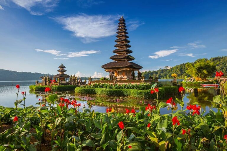 Jalan-jalan ke Pulau Bali tentu saja banyak destinasi yang bisa kita kunjungi. N...