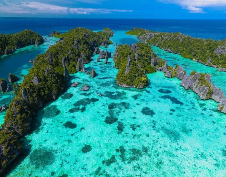 “Jangan Mati Dulu Sebelum ke Raja Ampat”, kalimat ini tentu tak asing lagi bagi ...