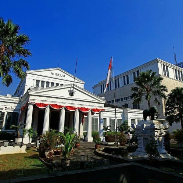 Jangan ngaku cinta Indonesia kalau kamu belum mampir ke Museum Nasional! Tak han...