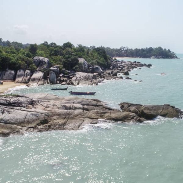 Jatuh cinta deh kalau ketemu Pantai Tanjung Pesona ini! Panoramanya berupa tiga ...