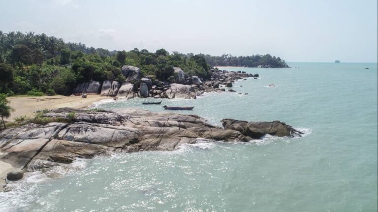 Jatuh cinta deh kalau ketemu Pantai Tanjung Pesona ini! Panoramanya berupa tiga ...