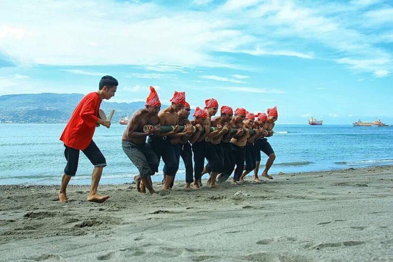 #exploreambon BAMBU GILA
photo today by  taken at Teluk Ambon.
#exploreindonesia...