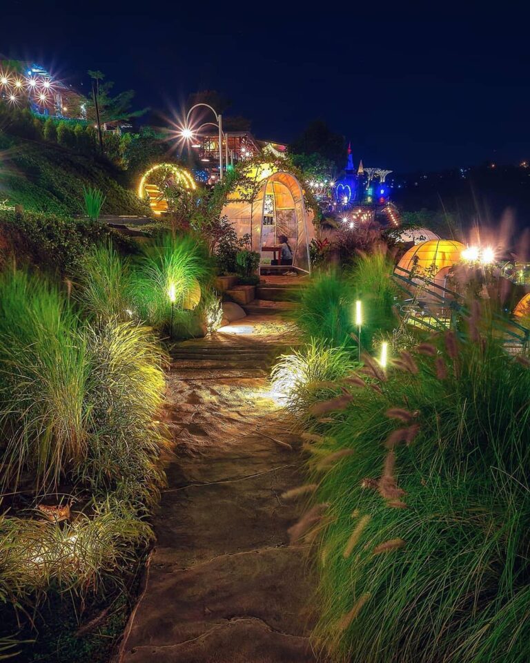 A walk through the beautiful night in a wonderful place.
-
Photo by  #exploreban...