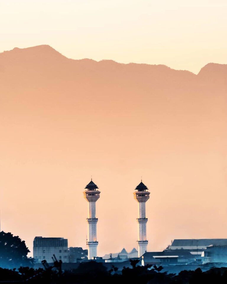 Aim for a higher purpose in life.
-
Beautiful cityscape of Bandung taken by  
#e...