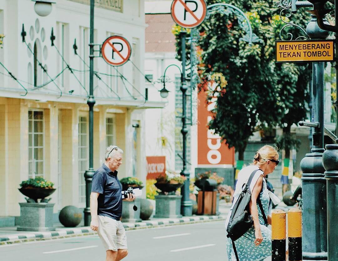 Asia Afrika street is looking like a summer day on the street somewhere in Paris...
