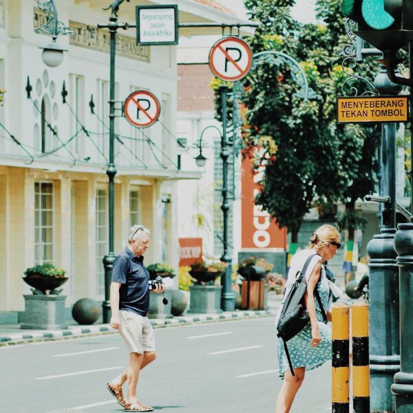 Asia Afrika street is looking like a summer day on the street somewhere in Paris...