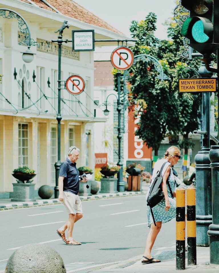Asia Afrika street is looking like a summer day on the street somewhere in Paris...