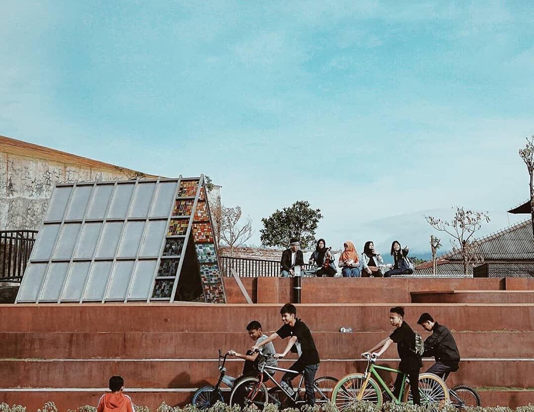 Bandung city provides a functional space for the youth to maximize their potenti...